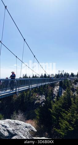 Linville, Caroline du Nord, États-Unis - 11 mars 2024 : les gens profitent d'une aventure en plein air sur un pont en acier suspendu Mile High Swinging Bridge au-dessus de falaises escarpées Banque D'Images