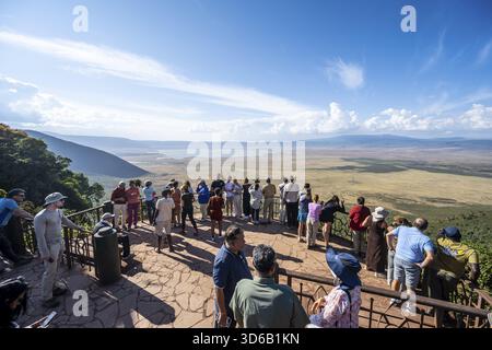 Touristes sur la plate-forme d'observation de Crater Viewpoint, vue du cratère Ngorongoro, zone de conservation de Ngorongoro, Tanzanie Banque D'Images
