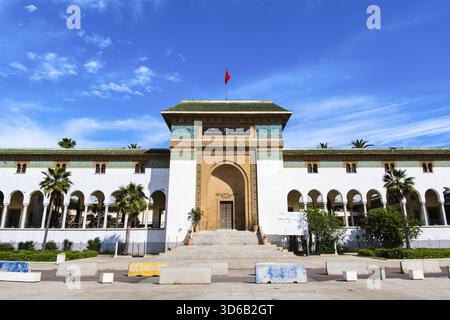Cette image a été prise à Casablanca, Maroc. Il montre le Palais de Justice â€”, un bâtiment gouvernemental de premier plan et un monument architectural dans la ville Banque D'Images