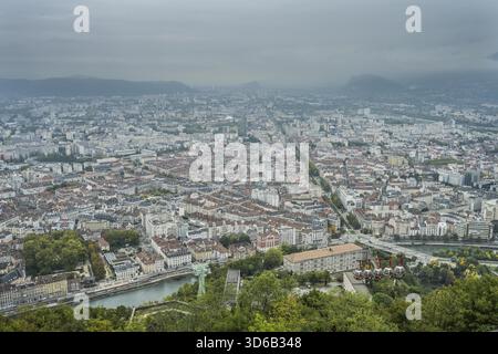 Panorama de la ville, rivière DRAC, centre ville, Grenoble, France Banque D'Images