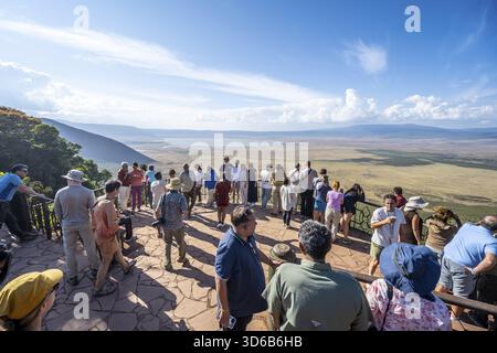 Touristes sur la plate-forme d'observation de Crater Viewpoint, vue du cratère Ngorongoro, zone de conservation de Ngorongoro, Tanzanie Banque D'Images