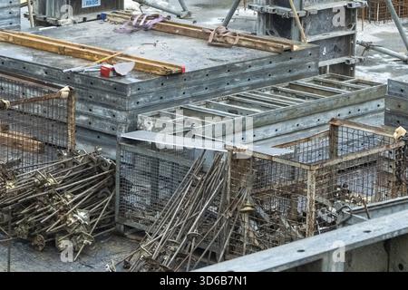 Borken, NRW, Allemagne, les ouvriers préparent des coffrages en béton et des barres d'armature pour une nouvelle fondation de bâtiment sur un chantier de construction très fréquenté. Équipement et matériel lourds Banque D'Images