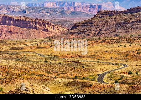 Arches route panoramique serpente à travers Salt Valley dans le parc national d'Arches, Utah Banque D'Images