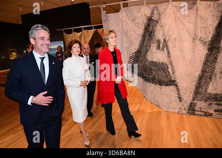 Ottawa, Canada. 19 novembre 2025. OTTAWA, CANADA 20251119Jean-François Bélisle, directeur du Musée national du Canada, la reine Silvia et l'épouse du premier ministre, Diana Fox Carney, visitent le Musée national alors que la visite d'État au Canada s'est poursuivie le mercredi 19 novembre 2025. Photo : Jonas Ekströmer/TT/Code 10030 ce texte est traduit automatiquement crédit : TT News Agency/Alamy Live News Banque D'Images