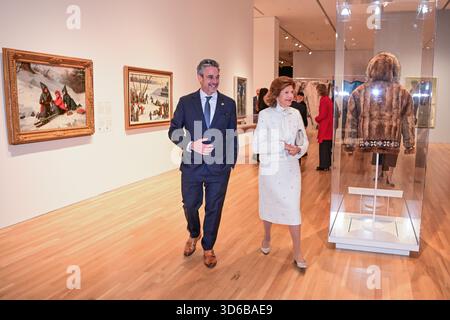 Ottawa, Canada. 19 novembre 2025. OTTAWA, CANADA 20251119Jean-François Bélisle, directeur du Musée national du Canada, et la reine Silvia visitent le Musée national alors que la visite d'État au Canada s'est poursuivie le mercredi 19 novembre 2025. Photo : Jonas Ekströmer/TT/Code 10030 ce texte est traduit automatiquement crédit : TT News Agency/Alamy Live News Banque D'Images