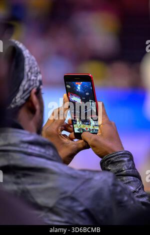 Londres, Royaume-Uni. 19 novembre 2025. Fan des London Lions enregistrant le match lors du match BKT EuroCup entre les London Lions vs Cosea JL Bourg-en-Bresse au Copper Box Arena de Londres, en Angleterre. (Photo de Keeran Marquis/Sports Press photo/SPP) crédit : SPP Sport Press photo. /Alamy Live News Banque D'Images