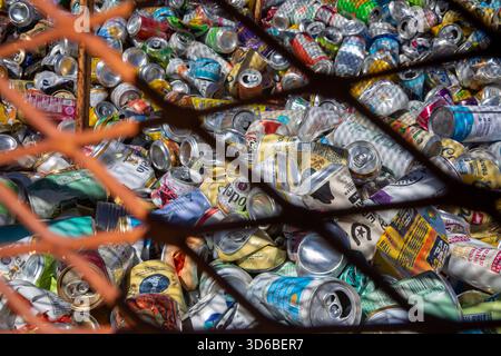 Cisco, Utah - des centaines de canettes en aluminium sont collectées pour être recyclées au magasin Cisco sur le fleuve Colorado. Les canettes sont laissées par radeau de rivière Banque D'Images