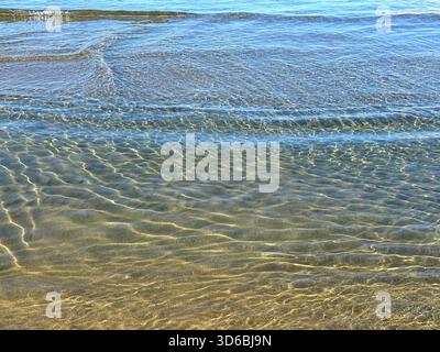 Eau claire sur la plage de sable Banque D'Images