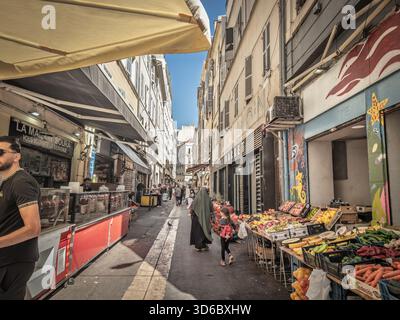 MARSEILLE, FRANCE - 29 SEPTEMBRE 2025 : Rue longue des Capucins à Marseille, étals de fruits et légumes, petites boutiques dans la Marche des Capucins ou ma Banque D'Images