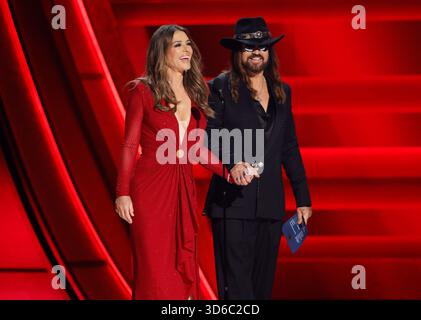 Nashville, États-Unis. 19 novembre 2025. Elizabeth Hurley et Billy Ray Cyrus apparaissent sur scène lors de la 59e cérémonie des CMA Awards au Bridgestone Arena de Nashville, Tennessee, le mercredi 19 novembre 2025. Photo de John Angelillo/UPI. Crédit : UPI/Alamy Live News Banque D'Images