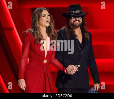 Nashville, États-Unis. 19 novembre 2025. Elizabeth Hurley et Billy Ray Cyrus apparaissent sur scène lors de la 59e cérémonie des CMA Awards au Bridgestone Arena de Nashville, Tennessee, le mercredi 19 novembre 2025. Photo de John Angelillo/UPI. Crédit : UPI/Alamy Live News Banque D'Images