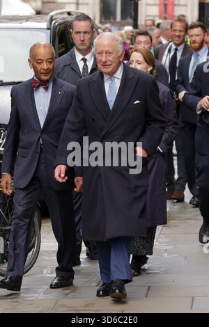 Londres, Royaume-Uni. 19 novembre 2025. Le roi Charles III part de Fortnum & Mason après avoir célébré le deuxième anniversaire du Coronation Food Project et eu des entretiens avec les directeurs généraux et les hauts dirigeants d’Alliance Food Sourcing. Crédit : SOPA images Limited/Alamy Live News Banque D'Images