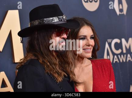 Nashville, États-Unis. 19 novembre 2025. Billy Ray Cyrus et Elizabeth Hurley arrivant à la 59e cérémonie annuelle de remise des prix de la Country Music Association qui s'est tenue à la Bridgestone Arena le 19 novembre 2025 à Nashville, TN. © OConnor-Arroyo/AFF-USA.com crédit : AFF/Alamy Live News Banque D'Images