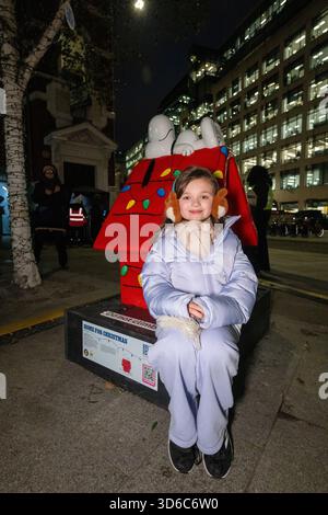 Londres, Royaume-Uni, 19 novembre 2025, les lumières de Noël ont été allumées dans Fleet Street par Alexander Armstrong, Snoopy et Lady Lucy French le 19 novembre. Il marque le début du programme festif Fleet Street Quarter 2025 qui comprend un sentier de sculpture Snoopy. Avec 12 sculptures Snoopy dessinées par des artistes exposées dans le quartier, cela dure jusqu'au 16 janvier 2026., Andrew Lalchan Photography/Alamy Live News Banque D'Images