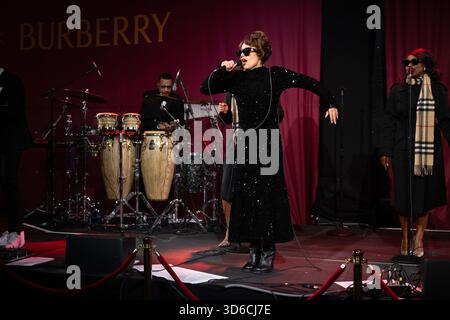 RAYE illumine New York lors du dévoilement de la fenêtre des fêtes de Bloomingdale avec son partenaire spécial Burberry au Bloomingdale's le 19 novembre 2025 à New York. Banque D'Images