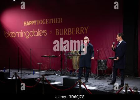 Joshua Schulman, PDG de Burberry et Olivier Bron, PDG de Bloomingdale's, s'expriment sur scène alors que RAYE illumine New York à la fenêtre des fêtes de Bloomingdale Banque D'Images