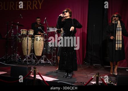 RAYE illumine New York lors du dévoilement de la fenêtre des fêtes de Bloomingdale avec son partenaire spécial Burberry au Bloomingdale's le 19 novembre 2025 à New York. Banque D'Images