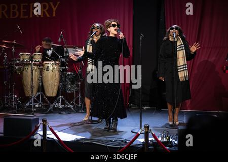 RAYE illumine New York lors du dévoilement de la fenêtre des fêtes de Bloomingdale avec son partenaire spécial Burberry au Bloomingdale's le 19 novembre 2025 à New York. Banque D'Images