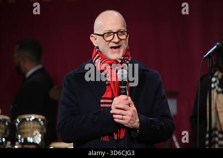 Joshua Schulman, PDG de Burberry, prend la parole sur scène alors que RAYE illumine New York lors du dévoilement de la fenêtre des fêtes de Bloomingdale avec son partenaire spécial Burberry at B. Banque D'Images