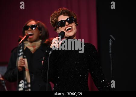 RAYE illumine New York lors du dévoilement de la fenêtre des fêtes de Bloomingdale avec son partenaire spécial Burberry au Bloomingdale's le 19 novembre 2025 à New York. Banque D'Images