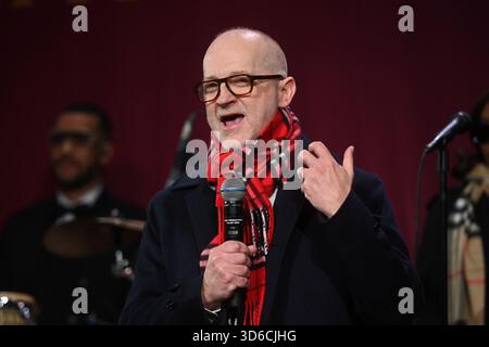 Joshua Schulman, PDG de Burberry, prend la parole sur scène alors que RAYE illumine New York lors du dévoilement de la fenêtre des fêtes de Bloomingdale avec son partenaire spécial Burberry at B. Banque D'Images