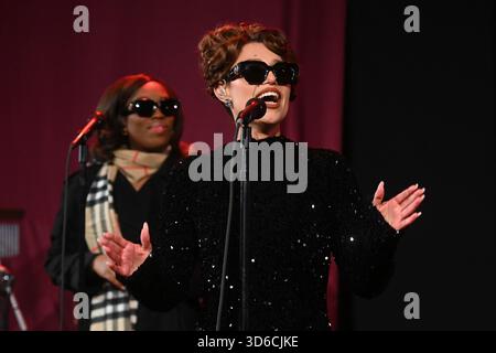 RAYE illumine New York lors du dévoilement de la fenêtre des fêtes de Bloomingdale avec son partenaire spécial Burberry au Bloomingdale's le 19 novembre 2025 à New York. Banque D'Images