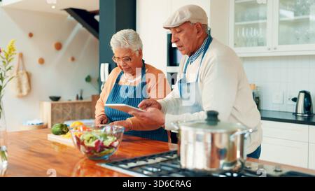 Tablette, vieux couple et cuisine en cuisine pour tutoriel en ligne, vidéo ou blog alimentaire avec liaison à la maison. Homme, femme et tech avec recette sur le site Banque D'Images