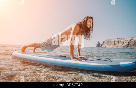 Man Paddleboard Yoga Exercise Beach Banque D'Images