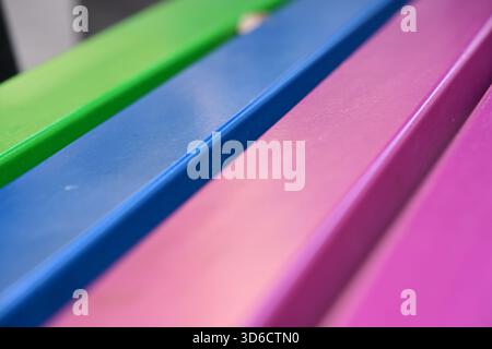 Banc en bois coloré sur Schadowstrasse à Düsseldorf, Allemagne Banque D'Images