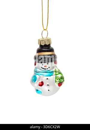 Ornement d'arbre de Noël en verre bonhomme de neige avec des détails colorés, accroché à une ficelle, isolé sur blanc. Banque D'Images