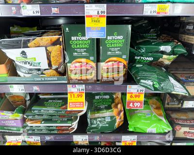 Los Angeles, Californie, États-Unis - 05-05-2023 : une vue de plusieurs emballages de produits Beyond Meat, exposés dans une épicerie locale. Banque D'Images