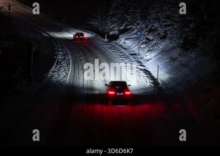 Freudenstadt, Allemagne. 20 novembre 2025. Les voitures circulent sur la route fédérale 28 près de Freudenstadt pendant les chutes de neige. Jusqu'à 20 centimètres de neige fraîche sont attendus dans la Forêt Noire. Crédit : Silas Stein/dpa/Alamy Live News Banque D'Images