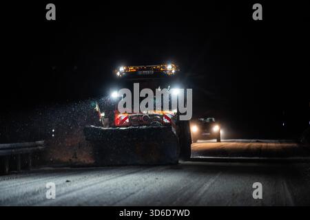 Freudenstadt, Allemagne. 20 novembre 2025. Un opérateur de chasse-neige conduit sur la route fédérale 28 près de Freudenstadt pendant les chutes de neige. Jusqu'à 20 centimètres de neige fraîche sont attendus dans la Forêt Noire. Crédit : Silas Stein/dpa/Alamy Live News Banque D'Images