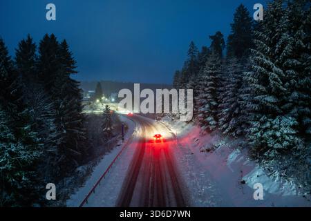 Freudenstadt, Allemagne. 20 novembre 2025. Les voitures circulent sur la route fédérale 28 près de Freudenstadt pendant les chutes de neige. Jusqu'à 20 centimètres de neige fraîche sont attendus dans la Forêt Noire. Crédit : Silas Stein/dpa/Alamy Live News Banque D'Images