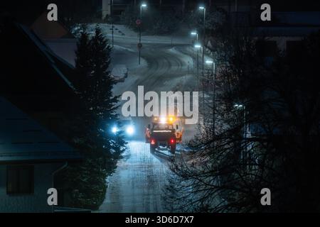 Freudenstadt, Allemagne. 20 novembre 2025. Un coureur de neige monte sur le Kniebis près de Freudenstadt pendant les chutes de neige. Jusqu'à 20 centimètres de neige fraîche sont attendus dans la Forêt Noire. Crédit : Silas Stein/dpa/Alamy Live News Banque D'Images