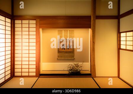TURIN, ITALIE – 24 MAI 2025 : vue intérieure d’une reconstruction traditionnelle japonaise de salon de thé au Musée d’Art Oriental, mettant en valeur le patrimoine culturel, Banque D'Images