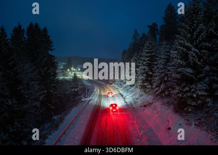 Freudenstadt, Allemagne. 20 novembre 2025. Les voitures circulent sur la route fédérale 28 près de Freudenstadt pendant les chutes de neige. Jusqu'à 20 centimètres de neige fraîche sont attendus dans la Forêt Noire. Crédit : Silas Stein/dpa/Alamy Live News Banque D'Images