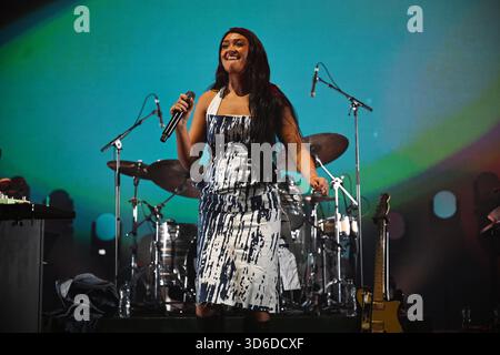 ROYAUME-UNI. 19 novembre 2025. LONDRES, ANGLETERRE - 19 NOVEMBRE : Joy Crookes se produisant à la Brixton Academy le 19 novembre 2025 à Londres, Angleterre.Cap/Mar © Mar/Capital Pictures Credit : Capital Pictures/Alamy Live News Banque D'Images