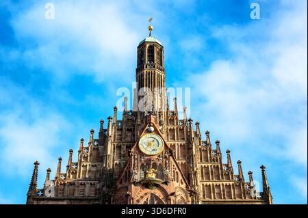 Gros plan sur la façade et l'horloge ornées de Frauenkirche dans le Hauptmarkt de Nuremberg. Banque D'Images