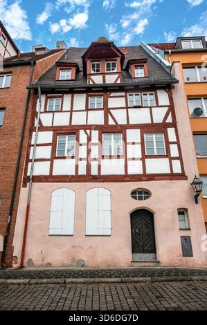 Maison traditionnelle à ossature de bois dans la vieille ville historique de Nuremberg, en Allemagne, avec une architecture médiévale classique et une façade détaillée Banque D'Images