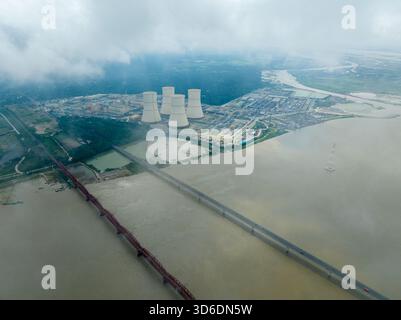 Vue aérienne de l'imposante centrale nucléaire de Rooppur avec ses tours de refroidissement blanches et éclatantes s'élevant au milieu du paysage, Ruppur, Rajshahi Division, Ba Banque D'Images