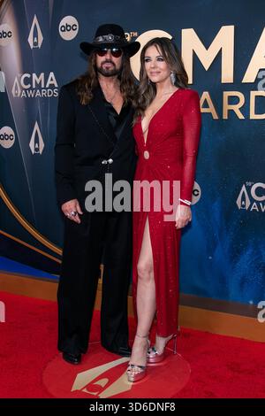 Nashville, États-Unis. 19 novembre 2025. Billy Ray Cyrus et Elizabeth Hurley marchent sur le tapis rouge avant les « 59th Annual CMA Awards » au Bridgestone Arena de Nashville, Tennessee, le 19 novembre 2025. (Photo de Kindell Buchanan/Sipa USA) crédit : Sipa USA/Alamy Live News Banque D'Images