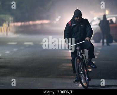 NOIDA, INDE - 18 NOVEMBRE : les navetteurs sont sortis vêtus de vêtements chauds par un froid tôt le matin, le 18 novembre 2025 à Noida, Inde. La température minimale ce matin était de 13C photo par Sunil Ghosh/Hindustan temps de l'intensification de la vague de froid à Delhi-NCR Banque D'Images