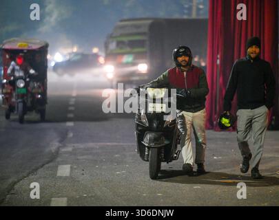 NOIDA, INDE - 18 NOVEMBRE : les navetteurs sont sortis vêtus de vêtements chauds par un froid tôt le matin, le 18 novembre 2025 à Noida, Inde. La température minimale ce matin était de 13C photo par Sunil Ghosh/Hindustan temps de l'intensification de la vague de froid à Delhi-NCR Banque D'Images