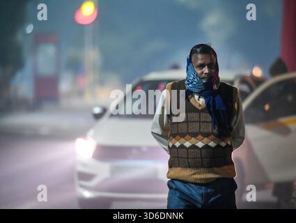NOIDA, INDE - 18 NOVEMBRE : les navetteurs sont sortis vêtus de vêtements chauds par un froid tôt le matin, le 18 novembre 2025 à Noida, Inde. La température minimale ce matin était de 13C photo par Sunil Ghosh/Hindustan temps de l'intensification de la vague de froid à Delhi-NCR Banque D'Images