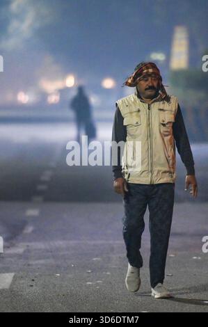 Noida, Inde. 20 novembre 2025. NOIDA, INDE - 18 NOVEMBRE : les navetteurs sont sortis vêtus de vêtements chauds par un froid tôt le matin, le 18 novembre 2025 à Noida, Inde. La température minimale ce matin était de 13°C (photo Sunil Ghosh/Hindustan Times/Sipa USA ) crédit : Sipa USA/Alamy Live News Banque D'Images