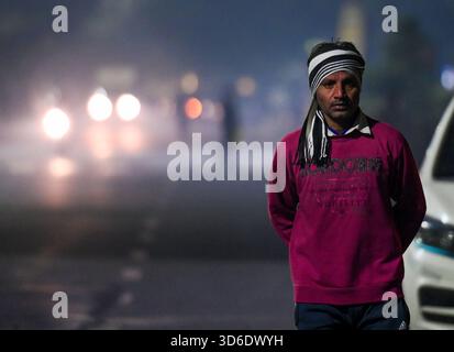 Noida, Inde. 20 novembre 2025. NOIDA, INDE - 18 NOVEMBRE : les navetteurs sont sortis vêtus de vêtements chauds par un froid tôt le matin, le 18 novembre 2025 à Noida, Inde. La température minimale ce matin était de 13°C (photo Sunil Ghosh/Hindustan Times/Sipa USA ) crédit : Sipa USA/Alamy Live News Banque D'Images