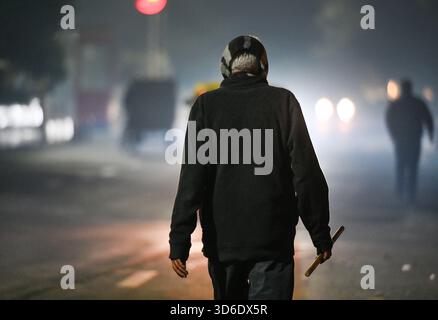 Noida, Inde. 20 novembre 2025. NOIDA, INDE - 18 NOVEMBRE : les navetteurs sont sortis vêtus de vêtements chauds par un froid tôt le matin, le 18 novembre 2025 à Noida, Inde. La température minimale ce matin était de 13°C (photo Sunil Ghosh/Hindustan Times/Sipa USA ) crédit : Sipa USA/Alamy Live News Banque D'Images