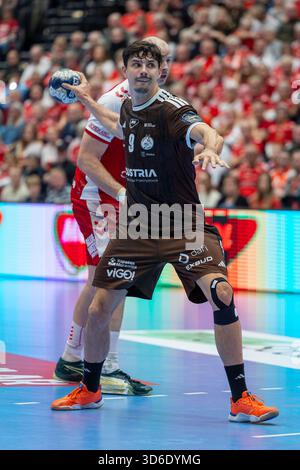 Aalborg, Danemark. 19 novembre 2025. Szymon sicko (9) d'Industria Kielce vu lors du match de la Ligue des Champions EHF entre Aalborg Handball et Industria Kielce au Sparekassen Danmark Arena à Aalborg. Crédit : Gonzales photo/Alamy Live News Banque D'Images