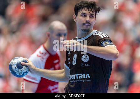 Aalborg, Danemark. 19 novembre 2025. Szymon sicko (9) d'Industria Kielce vu lors du match de la Ligue des Champions EHF entre Aalborg Handball et Industria Kielce au Sparekassen Danmark Arena à Aalborg. Crédit : Gonzales photo/Alamy Live News Banque D'Images